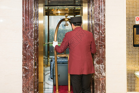 酒店门童进电梯背景图片