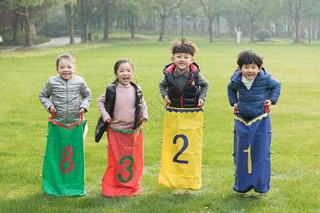游戏团体赛在草地上玩耍的孩子们背景