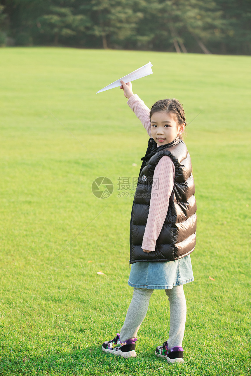 玩纸飞机的小女孩图片