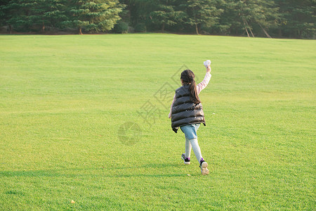 玩纸飞机的小女孩背景图片
