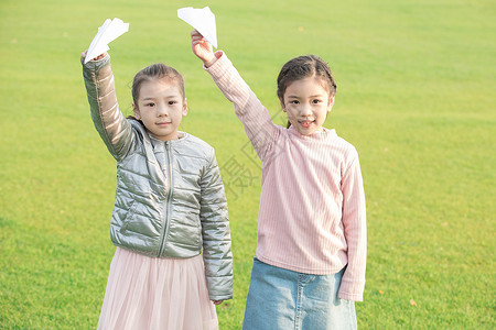 玩纸飞机的小女孩背景图片