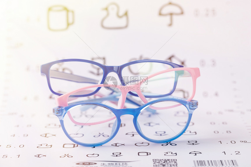 眼镜与视力表图片