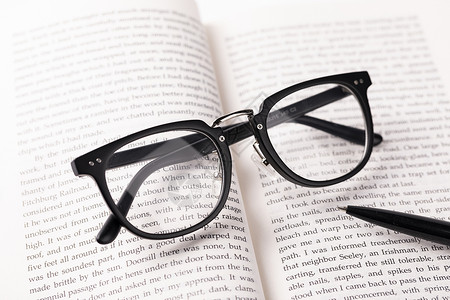 书与眼镜背景图片