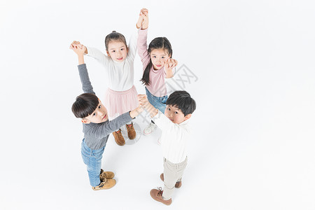 儿童们快乐手牵手举高背景图片