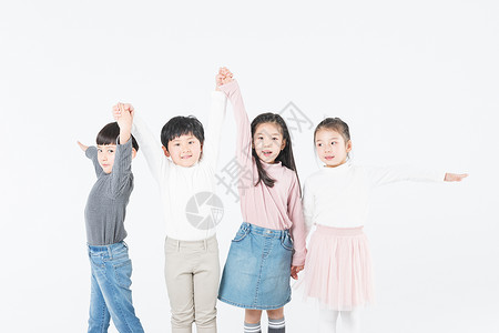 孩子们快乐牵手高举图片