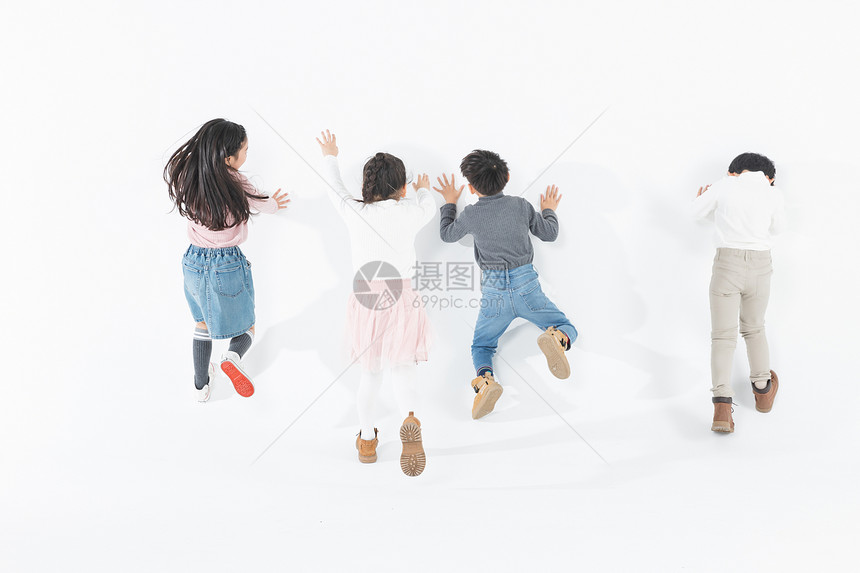 儿童们快乐奔跑背影图片