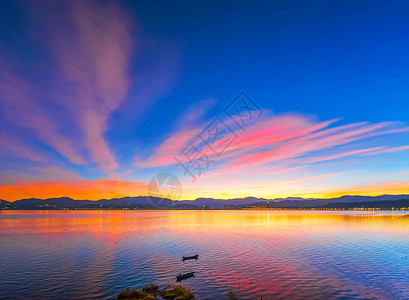 湖水小船色彩斑斓的洱海晨曦背景