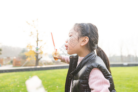 快乐童年女孩吹泡泡图片