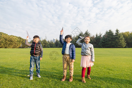 快乐童年孩子们玩纸飞机图片