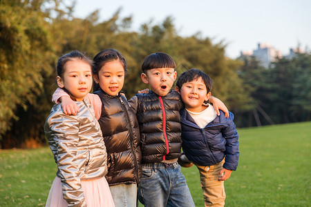 夕阳下儿童们搭肩图片