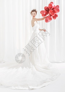 婚纱美女手持气球背景图片