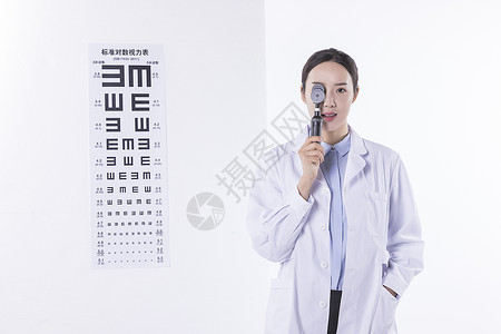 眼底检查手拿眼底镜的眼科医生背景