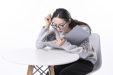 年轻女性用眼过度背景图片