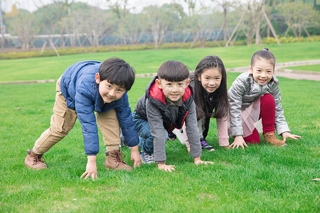 儿童草坪助跑高清图片