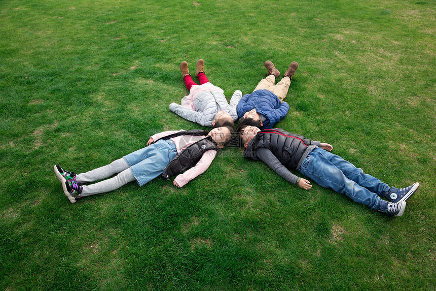 儿童躺草坪休息图片