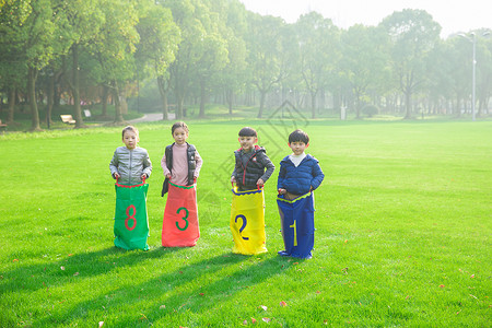 儿童公园草坪玩耍开心背景图片