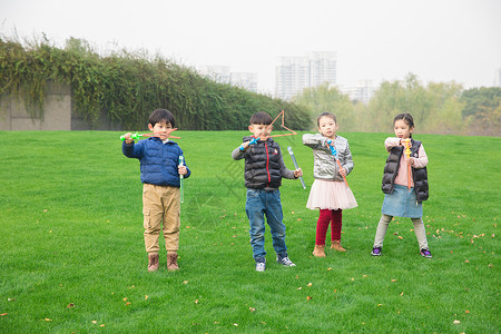儿童公园玩耍吹泡泡图片
