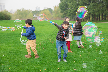 吹泡泡的男孩儿童公园玩耍吹泡泡背景