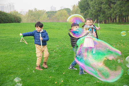 童趣吹泡泡儿童公园玩耍吹泡泡背景