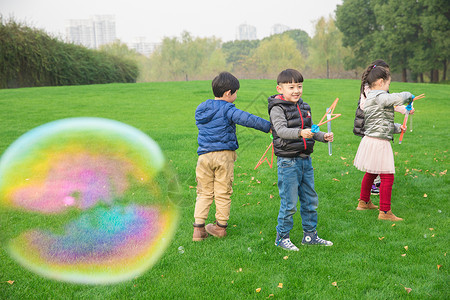 儿童公园玩耍吹泡泡背景图片