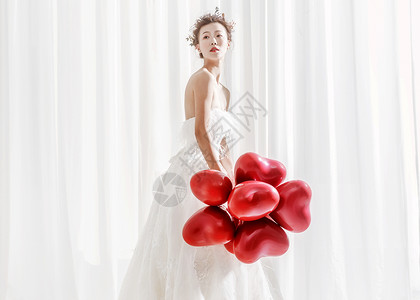 婚纱唯美美女拿着气球背景图片