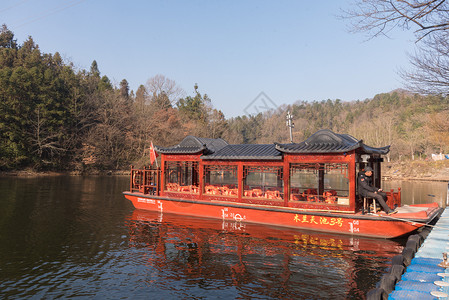 武汉木兰天池湖面停泊的游船背景图片