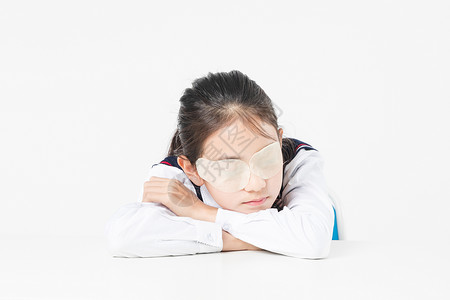 小学生女生使用护眼眼贴高清图片