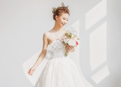 新娘上妆婚纱美女拿着捧花背景