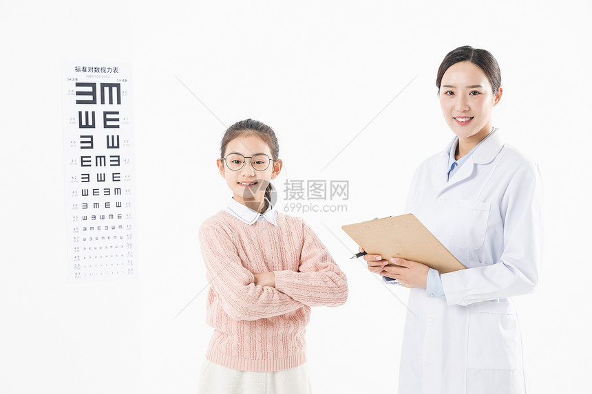 视力保护女孩和医生图片