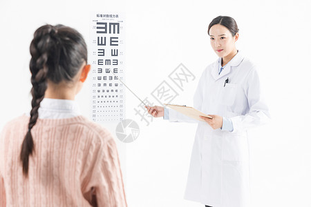 医生给女生检测视力背景图片