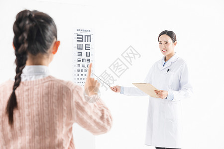 医生给女生检测视力图片