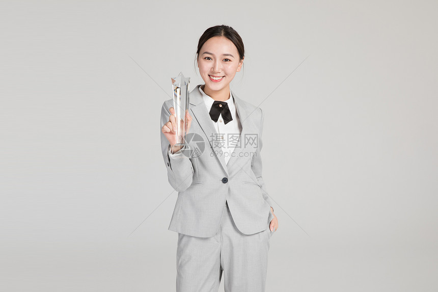 商务美女手握奖杯图片