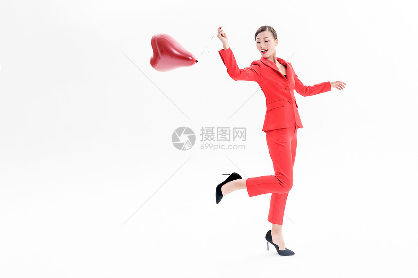 红西装女性手持气球图片