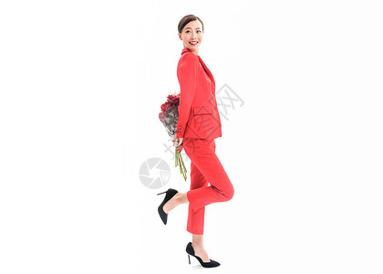 红西装女性手拿玫瑰背景图片