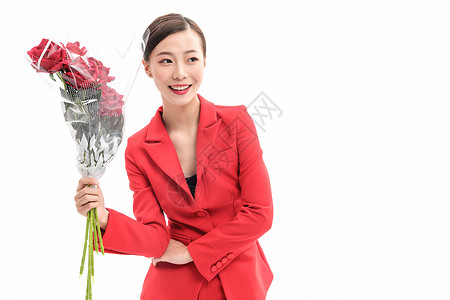 红西装女性手拿玫瑰背景图片