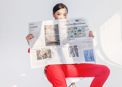 艺术潮流红西装女性看报纸背景