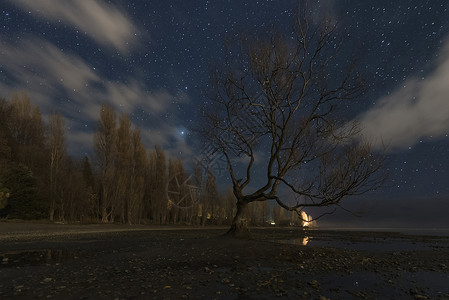 卡鲁尔灯塔新西兰南岛瓦纳卡小镇夜景背景