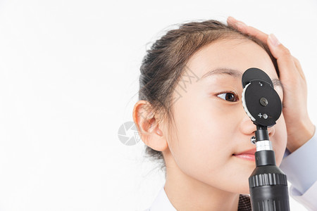 医学专业的学生医生给女生眼睛检测背景