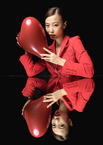 红西装美女与爱心气球背景图片