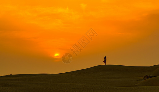 沙丘落日新疆美女背影高清图片