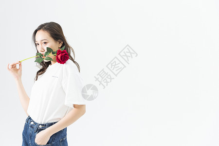 年轻女性和玫瑰花图片