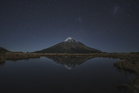 国潮山水山川新西兰北岛Taranaki山星空背景