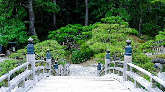 日本高松栗林公园木制桥梁背景图片