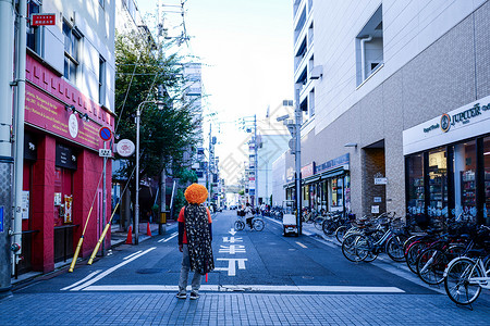 瓦町商业街日本高松瓦町街头引导停车的男子背景