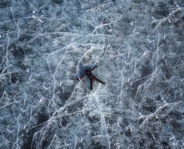 冰裂缝航拍冰面上的人像背景