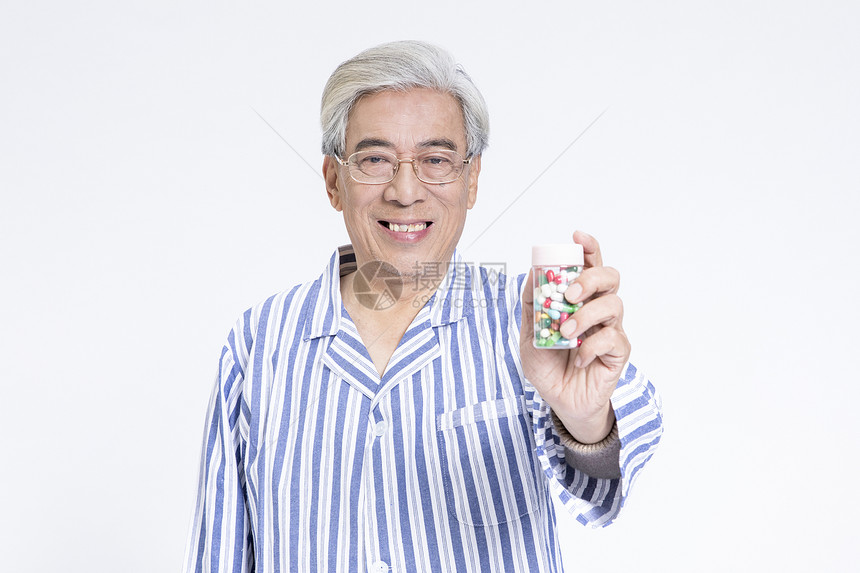 老年病人吃药图片