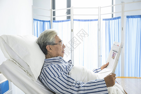老年病人病床看报纸图片