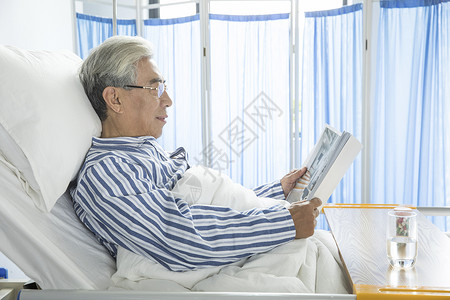 老年病人病床看书图片