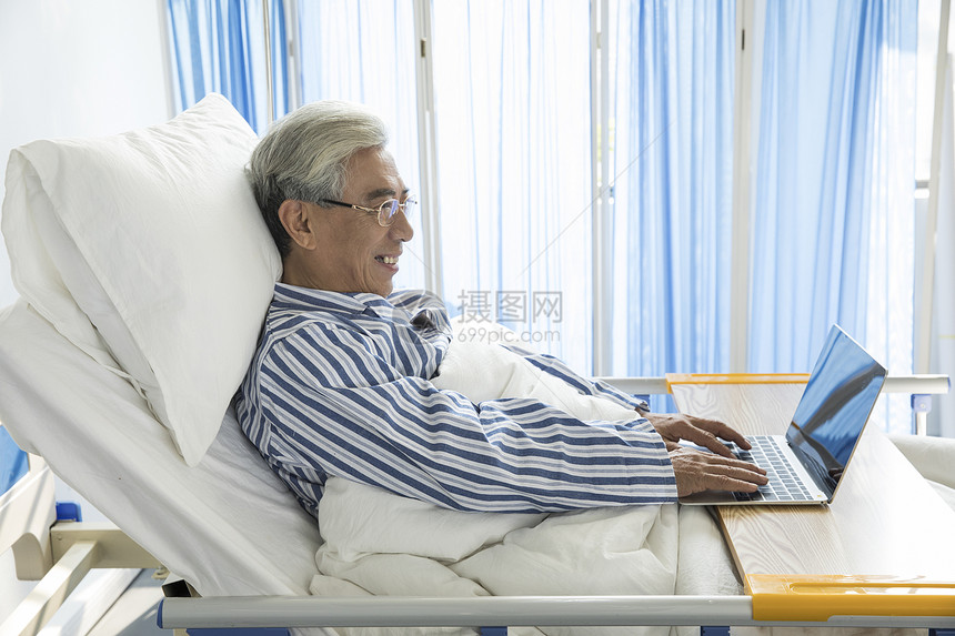 老年病人病床上网图片