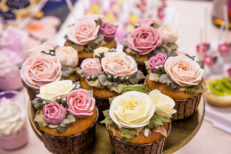粉色杯子蛋糕裱花纸杯蛋糕背景